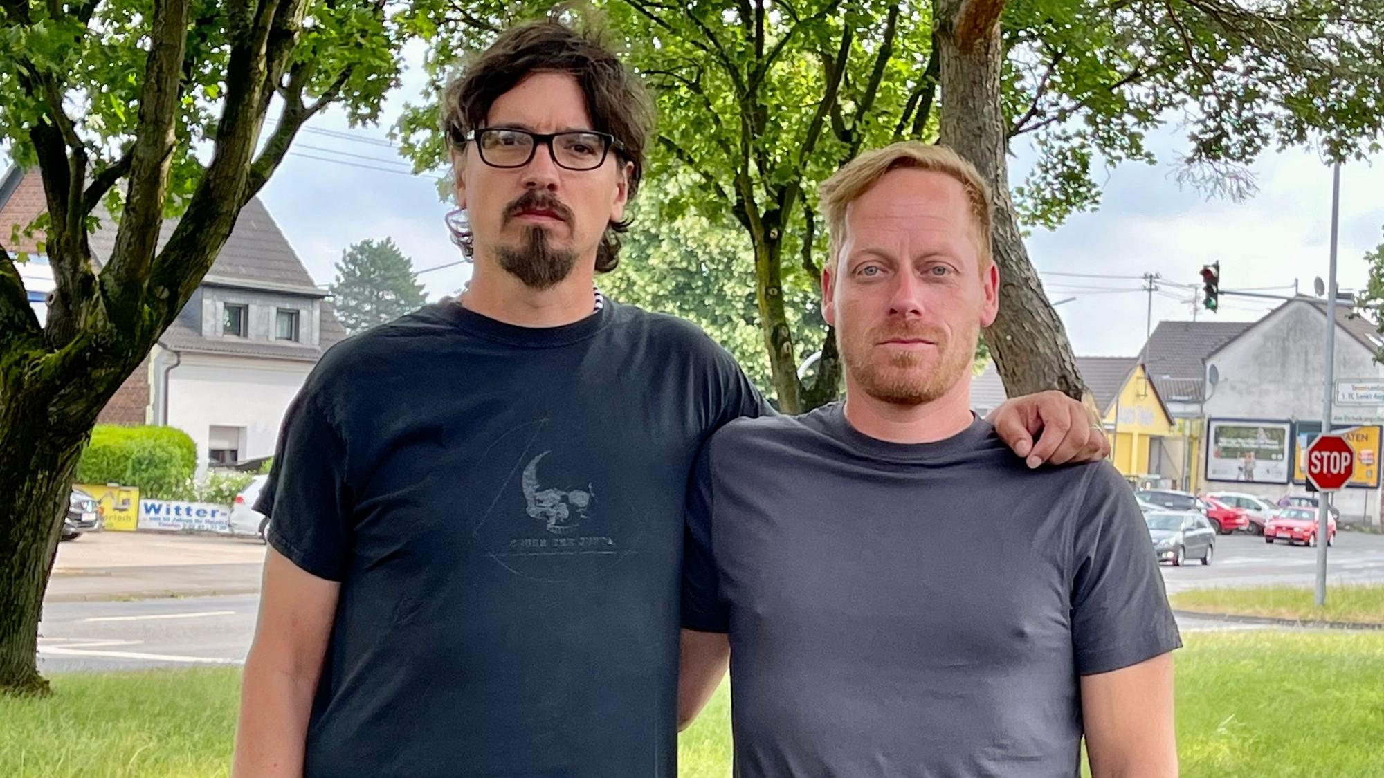 Peter Schauerte und Carsten Schmidt sammeln Spenden für die vom Brand betroffenen Familien.