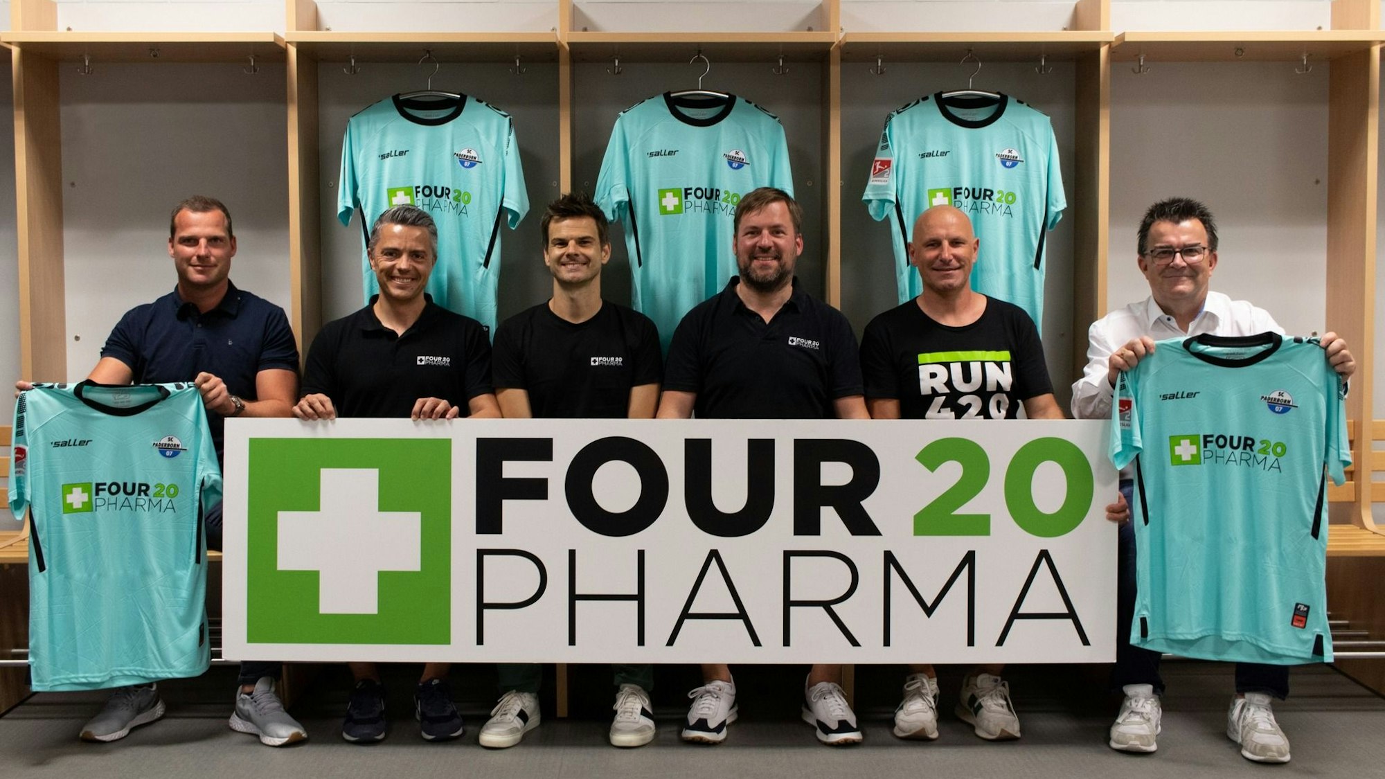 Der SC Paderborn stellt seinen neuen Trikotsponsor vor: Cannabis-Hersteller Four 20 Parma. Geschäftsführer Martin Hornberger (rechts) mit Gerrit Denzer (Associate Director Infront Germany GmbH) sowie den Gründern der Four 20 Pharma GmbH (ab 2. von links) Thomas Schatton (CEO), Torsten Greif (CEO), Wilhelm Schoening und Ireneusz Storm.