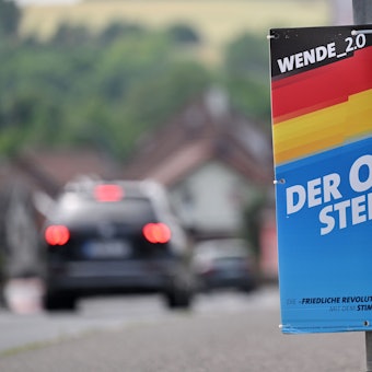 Gegen was soll der Osten eigentlich aufstehen? AfD-Plakat im Kreis Sonneberg.