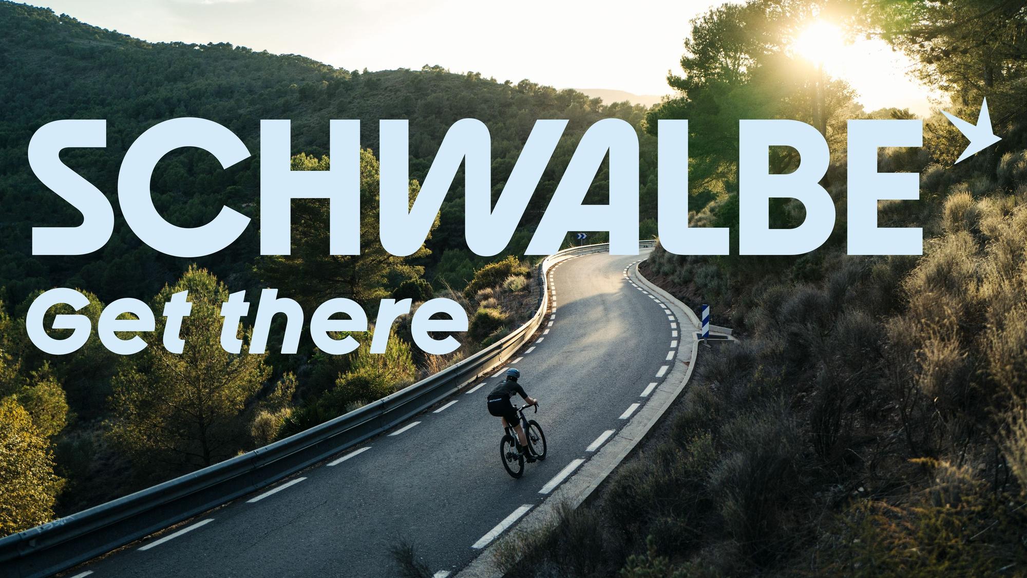 Das Bild zeigte einen Radfahrer im Abendlicht auf einer gewundenen Straße, darüber der Schriftzug „Schwalbe Get there".