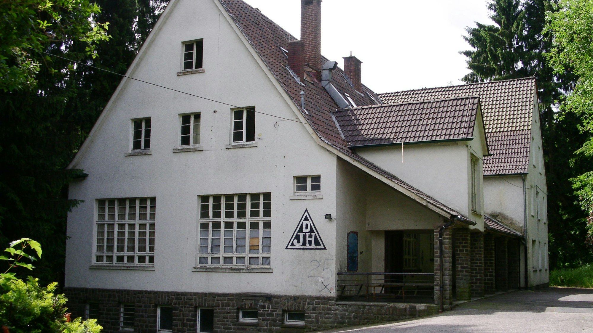 Das Foto zeigt die 2007 abgebrochene Jugendherberge Kürten.