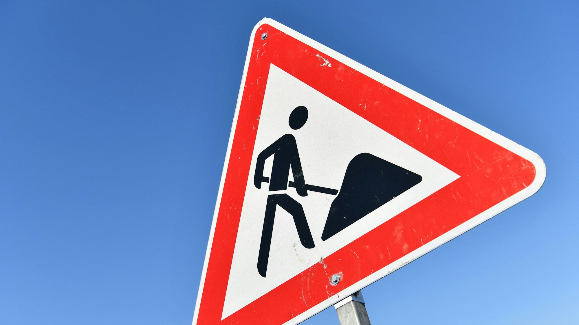 Das Foto zeigt das Verkehrszeichen „Achtung Baustelle“.