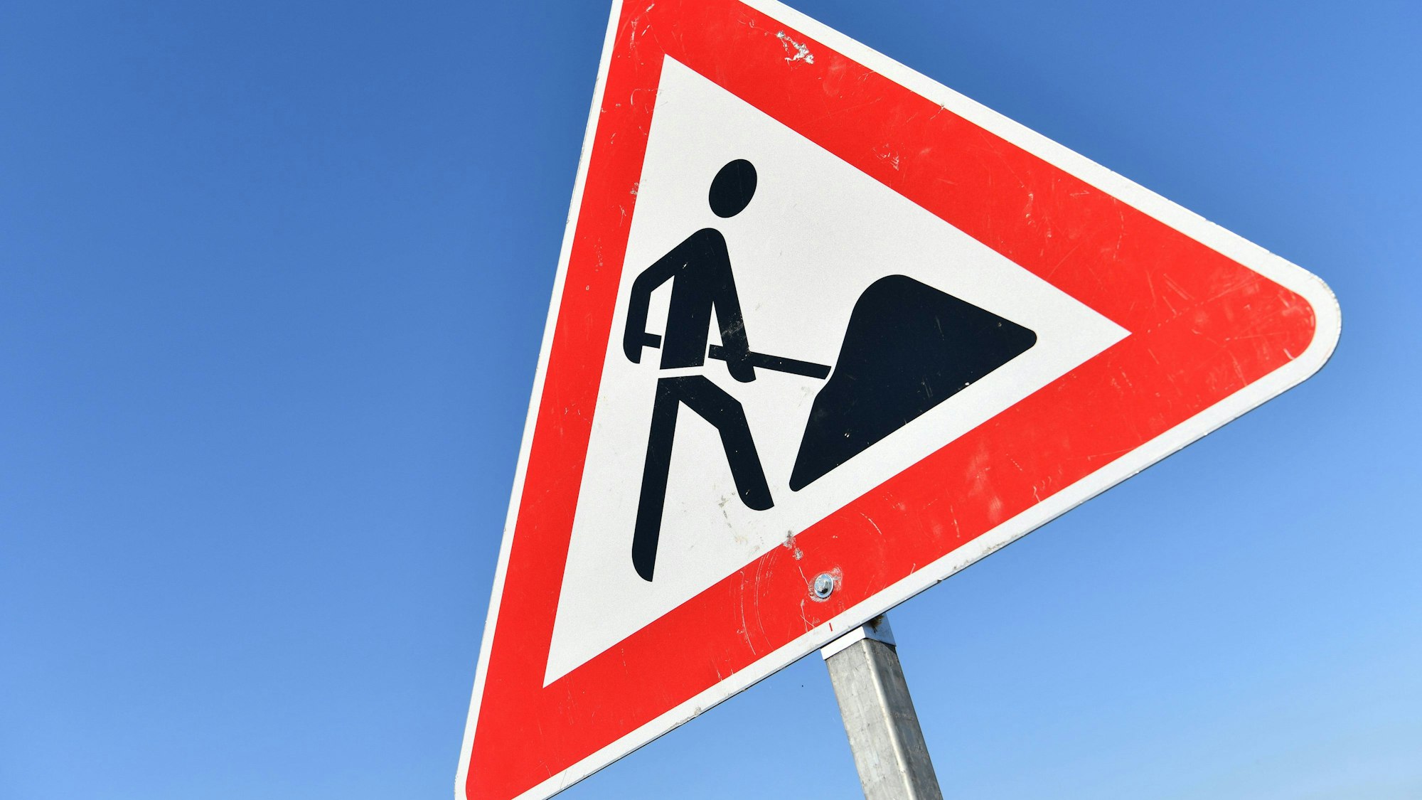 Ein Verkehrszeichen Achtung Baustelle.