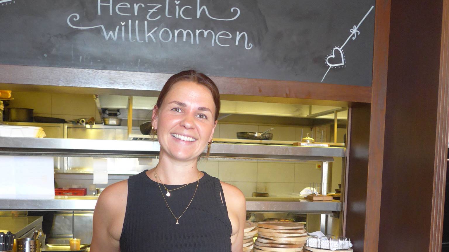 Jakob Kurtenbach, stellvertretender Küchenchef verwöhnt die Gäste sowohl mit Klassikern als auch mit vegetarischen Gerichten.