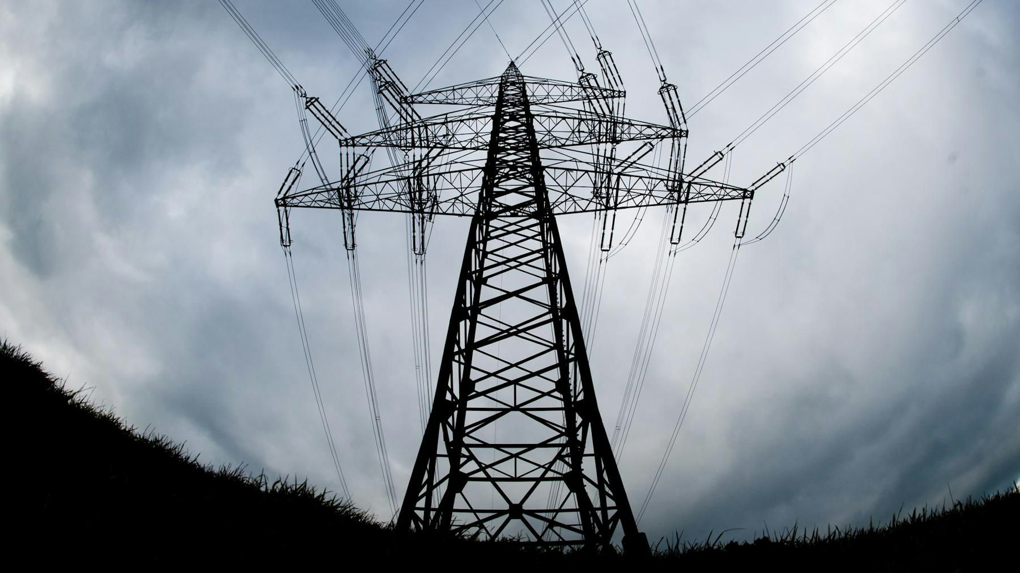 Eine Hochspannungsleitung ragt in den Himmel.