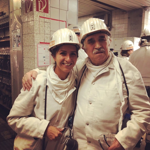 Serap Güler (CDU) mit ihrem Vater Nail Celen in Bergwerkskleidung.
