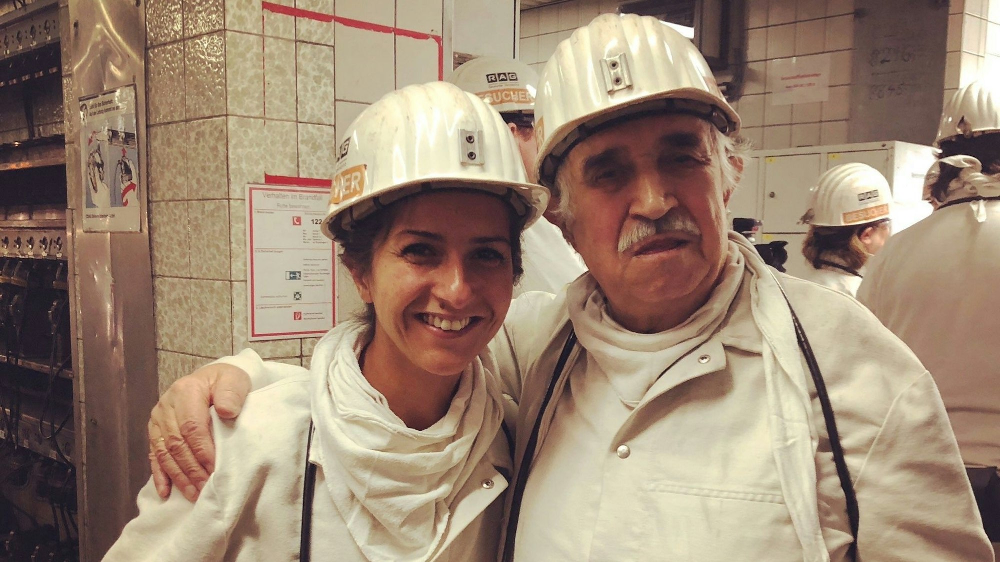 Serap Güler (CDU) mit ihrem Vater Nail Celen in Bergwerkskleidung.