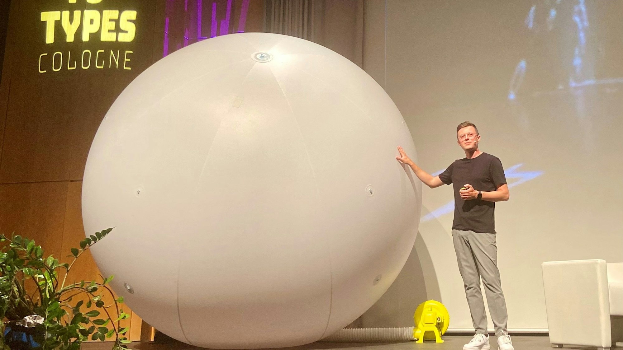 Jacob Beautemps stellt den CO2-Verbrauch eines Menschen dar.