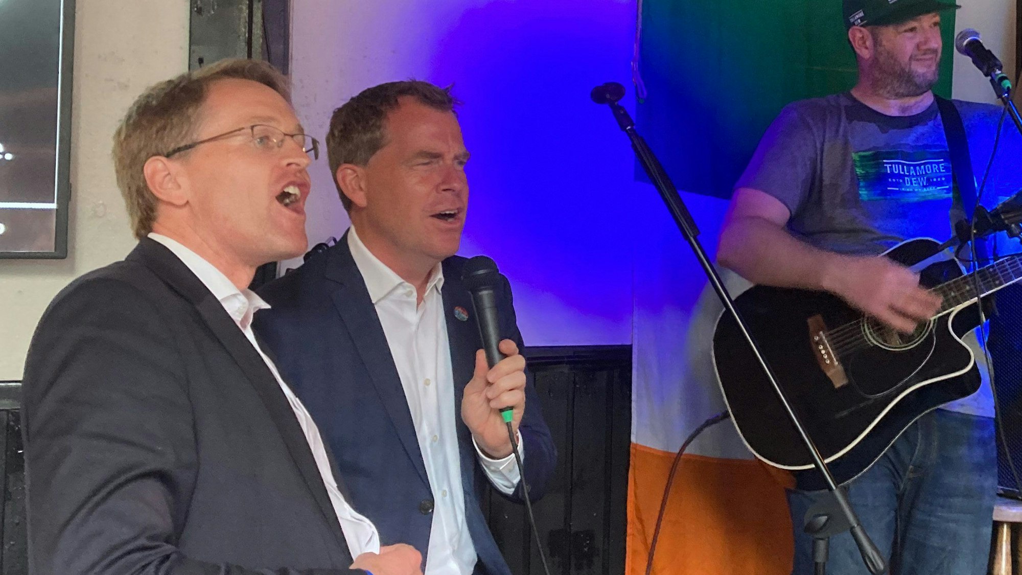 Daniel Günther scheut sich nicht vor Gesangseinlagen. Das Bild zeigt ihn gemeinsam mit dem Oberbürgermeister von Kiel bei der Interpretation von „Country Roads“.