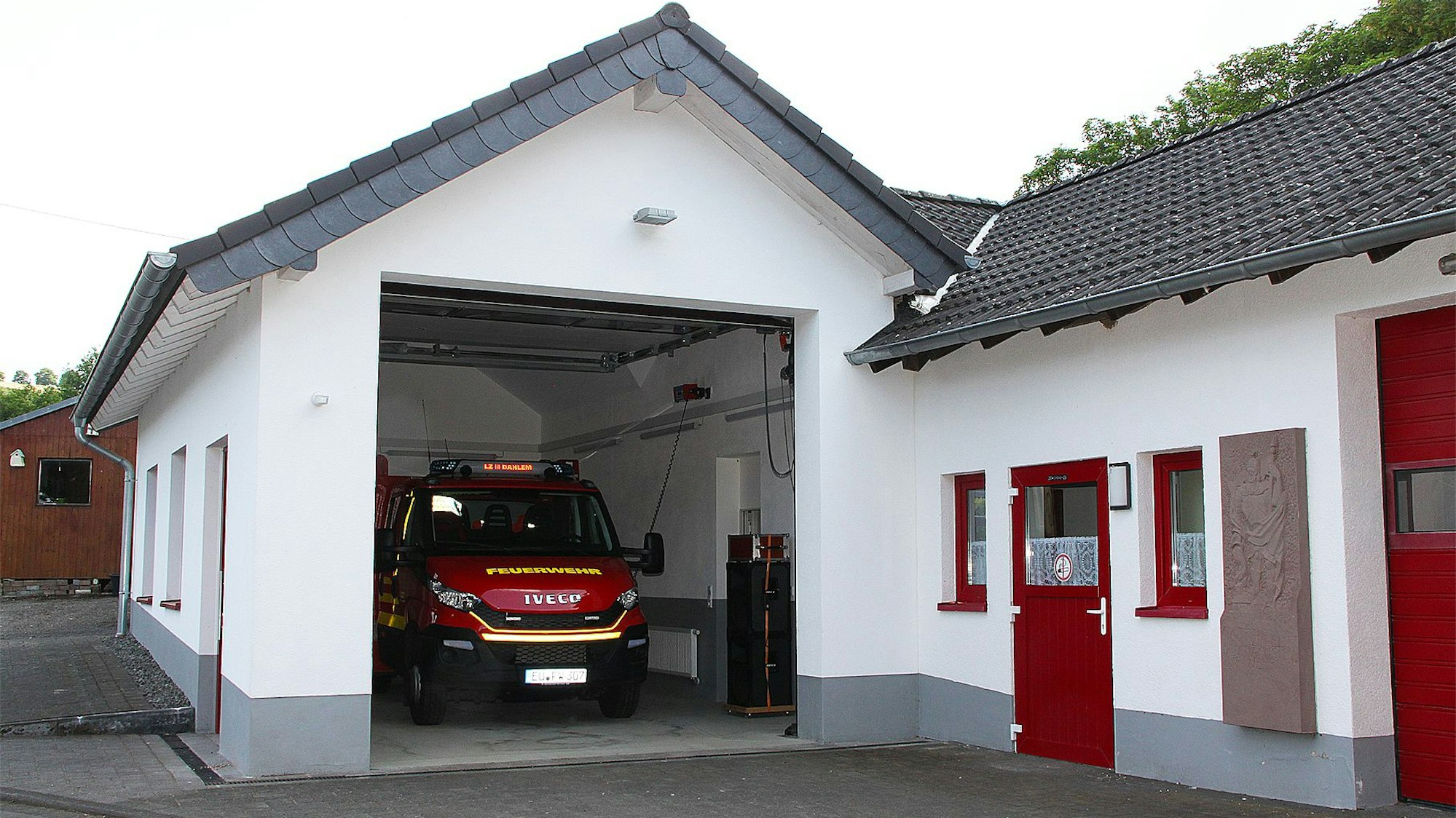 Das Feuerwehrgerätehaus mit dem fertiggestellten Anbau, in dem das Fahrzeug der Löschgruppe geparkt ist.