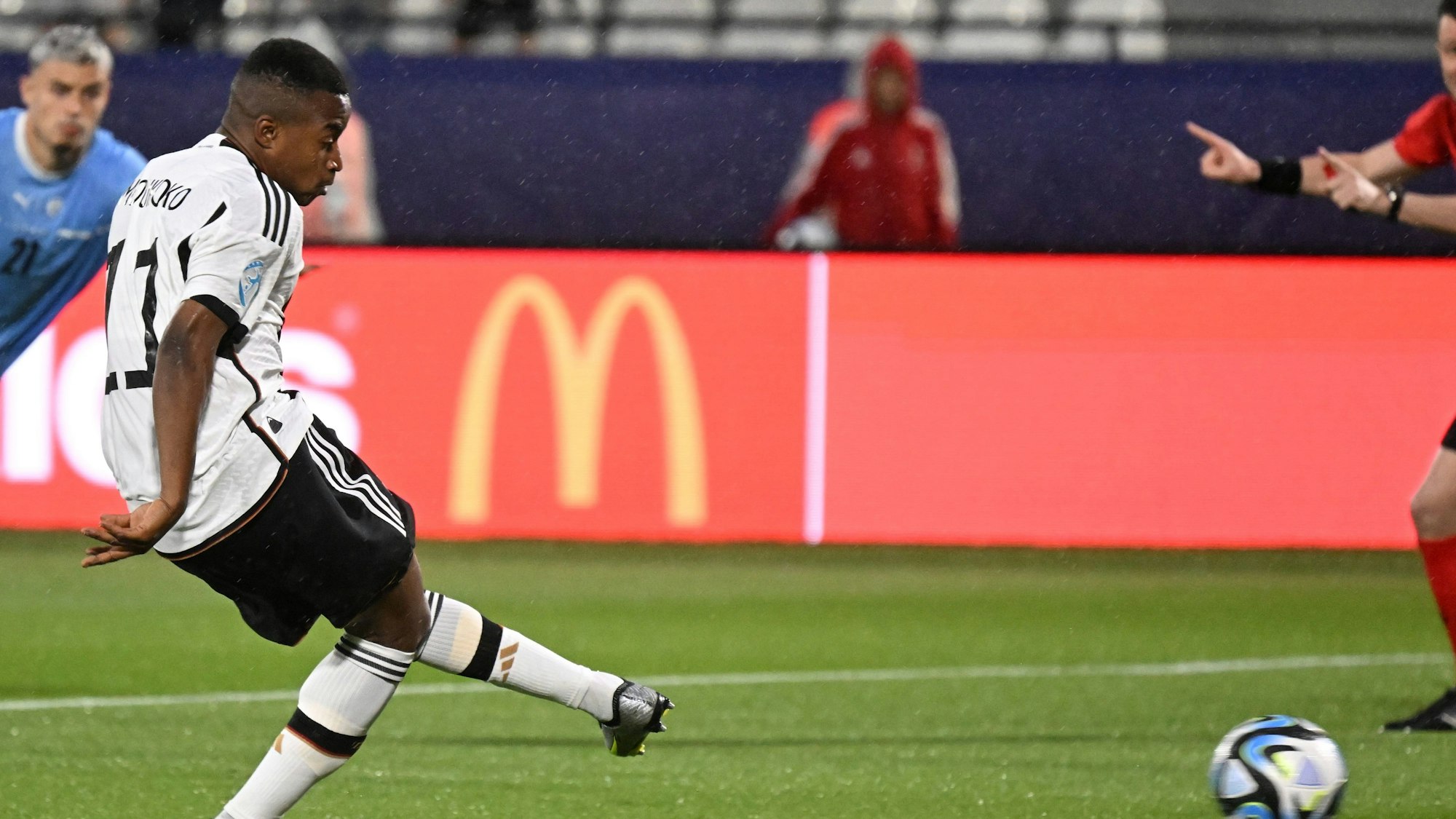 Deutschlands Youssoufa Moukoko schießt einen Elfmeter.