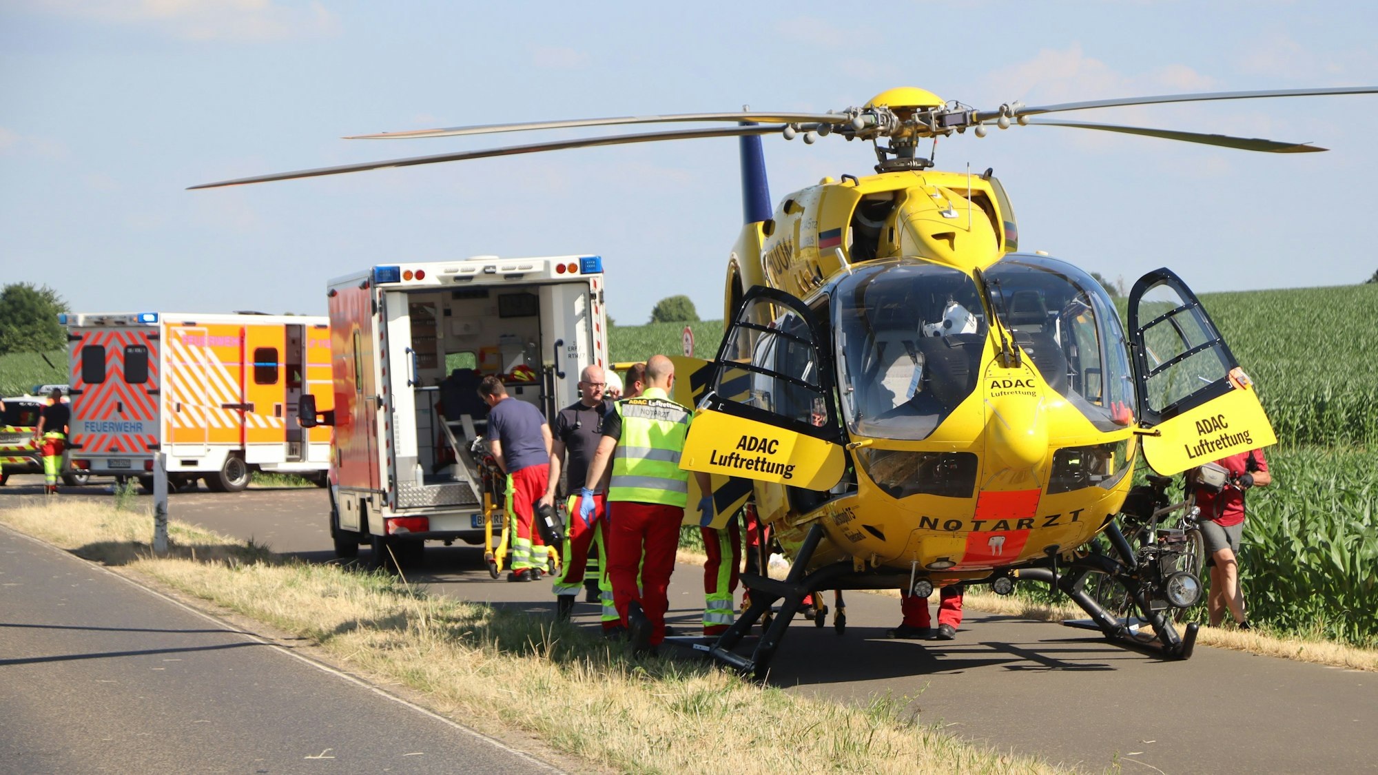 Es sind zwei Krankenwagen und der Rettungshubschrauber zu sehen.