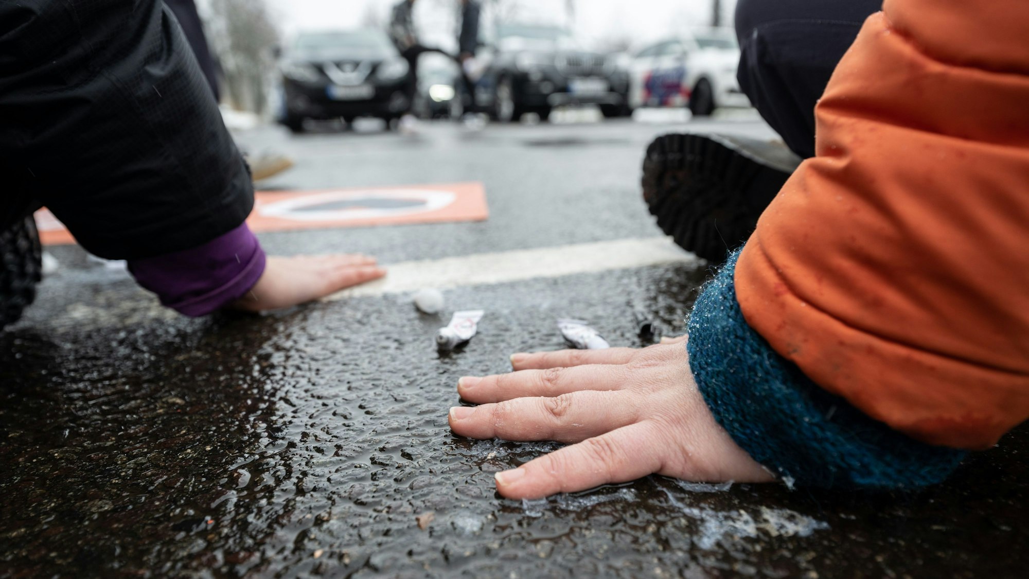 Mit Sekundenkleber haben sich zwei Aktivistinnen der Letzten Generation auf der Fahrbahn der Jahnallee in Leipzig festgeklebt.