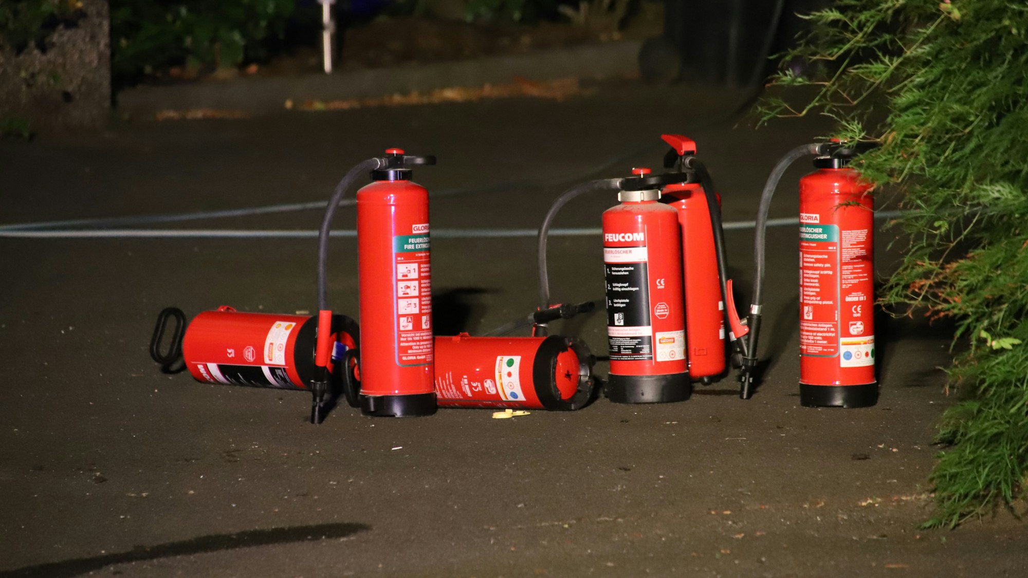 Anwohner gaben mit Hartenschläuchen und Feuerlöscher ein Übergreifen verhindert.