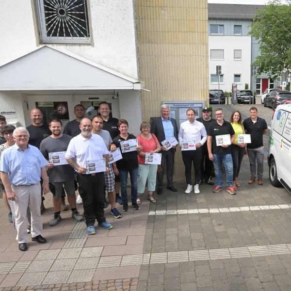 Das Foto zeigt die Sponsoren am neuen Dienstfahrzeug der Gemeinde Kürten.