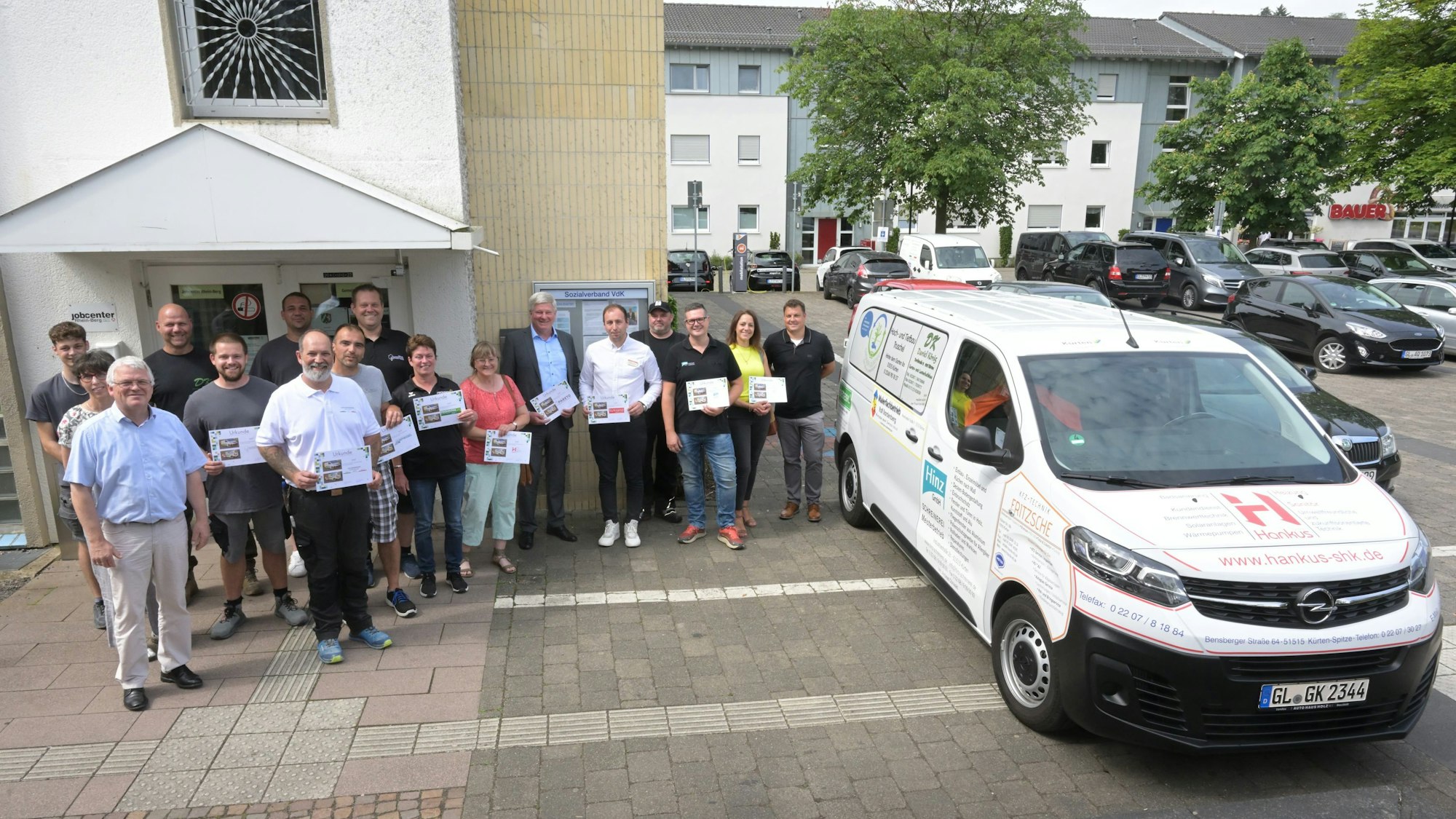 Das Foto zeigt die Sponsoren am neuen Dienstfahrzeug der Gemeinde Kürten.