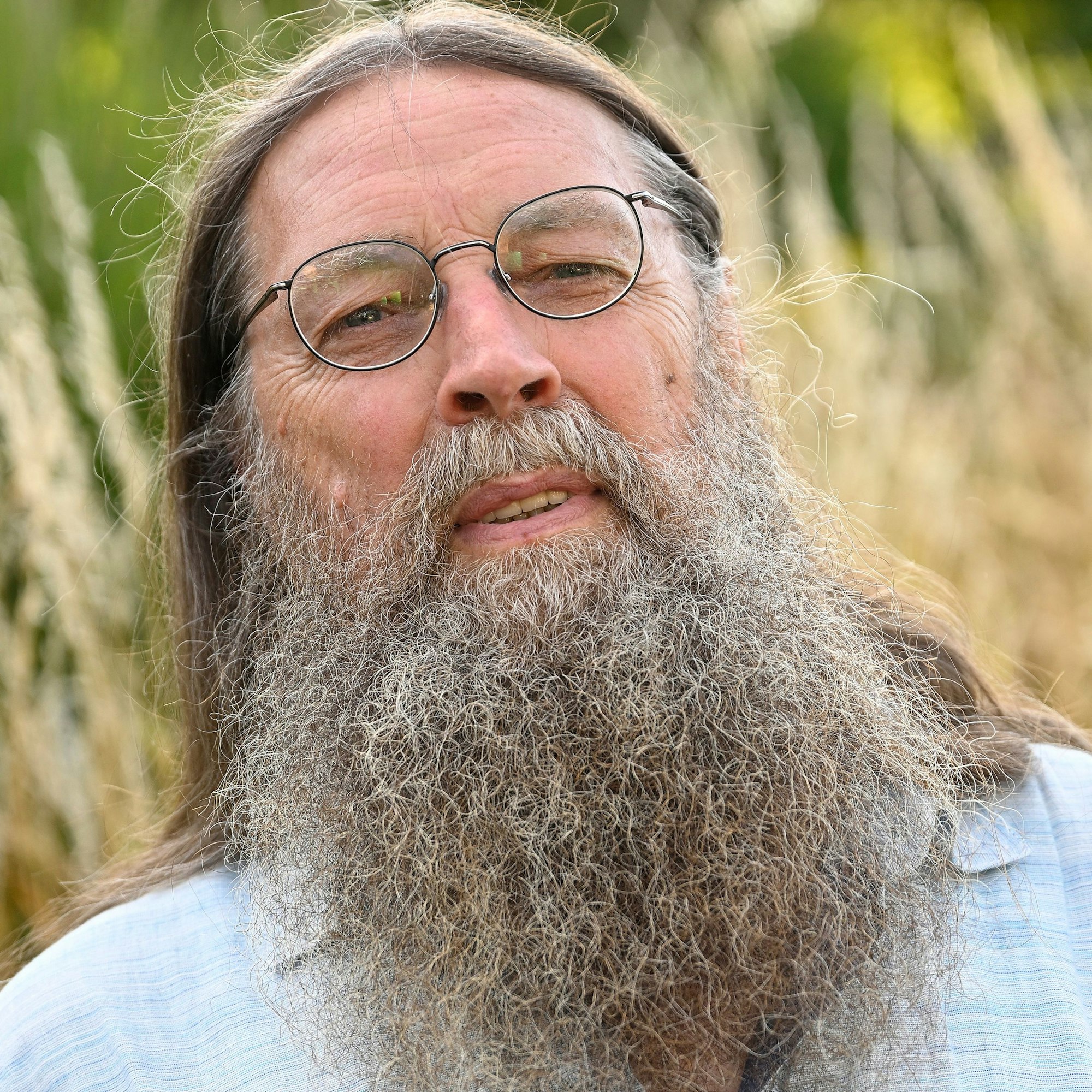 Hardy Schumacher steht im Grünen.