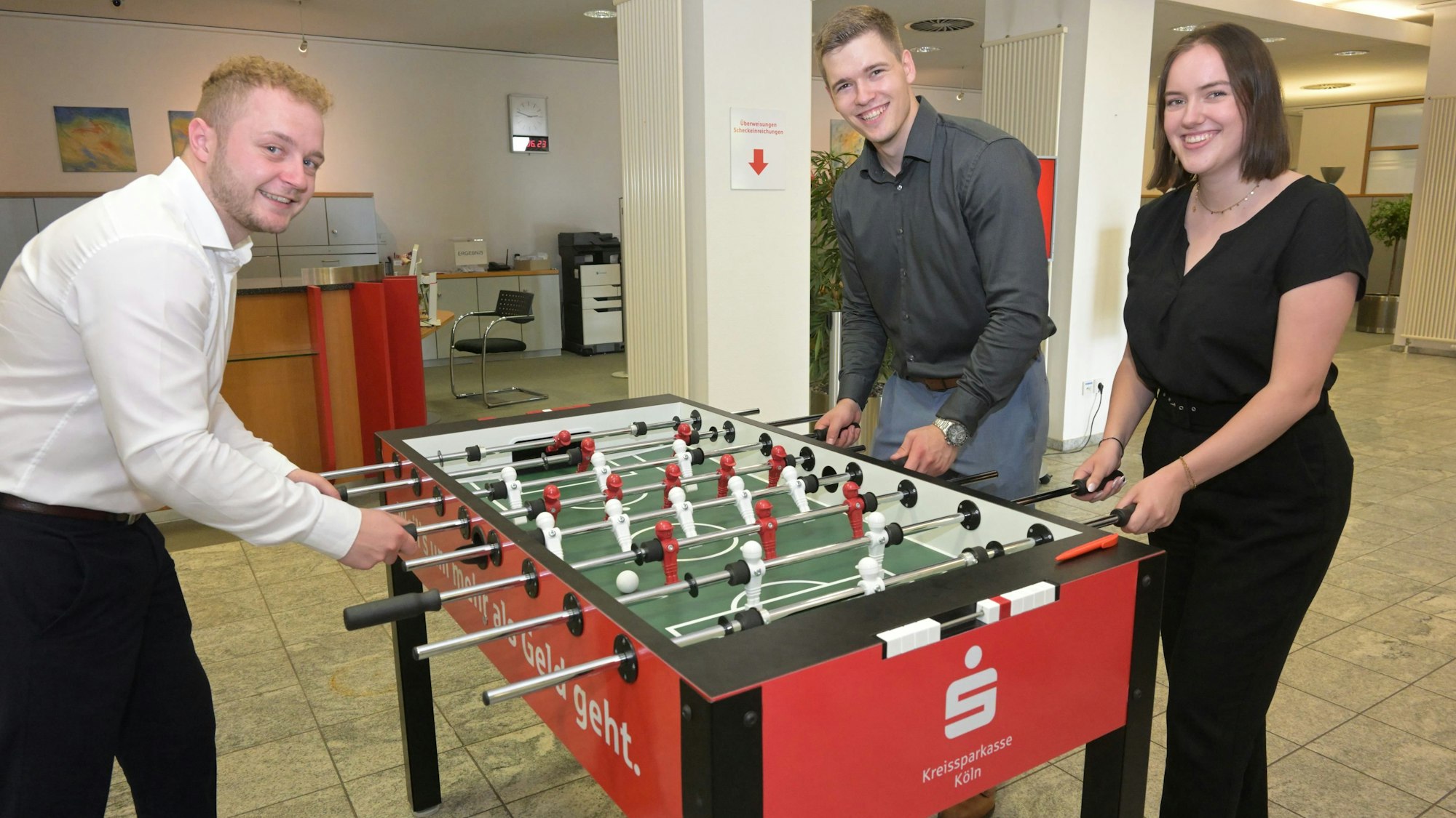 Das Foto zeigt Azubis der Kreissparkasse am "Kicker".