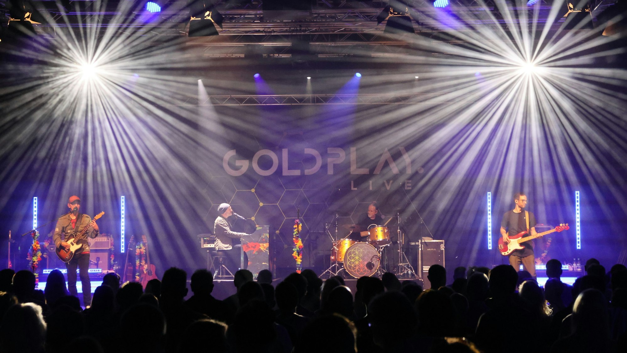 Die Coldplay-Coverband Goldplay auf der Bühne der Halle 32 in Gummersbach.