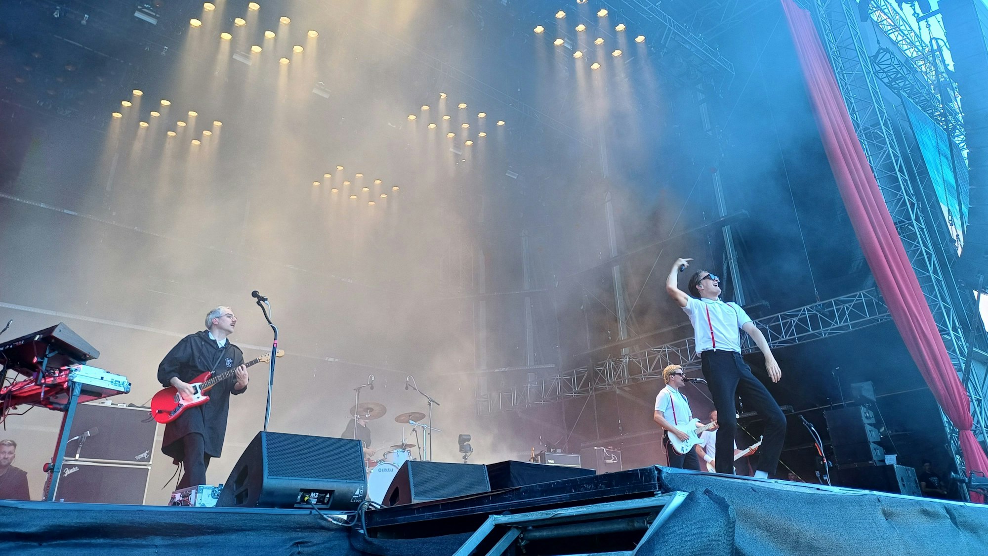 Kraftklub auf der Bühne am Fühlinger See