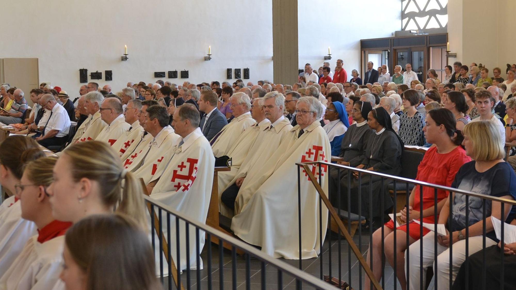 Alle Plätze in der Zülpicher Pfarrkirche St. Peter sind besetzt.
