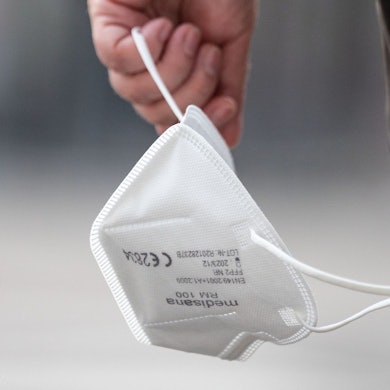 ARCHIV - 03.08.2022, Baden-Württemberg, Stuttgart: Ein Passant trägt eine FFP2-Maske. In Kliniken und Arztpraxen im Land muss seit 8. April keine Maske mehr getragen werden, viele setzen aber dennoch darauf. (zu dpa: «Nach Ende der Pflicht - Ärzte und Patienten setzen weiter auf Masken») Foto: Marijan Murat/dpa +++ dpa-Bildfunk +++