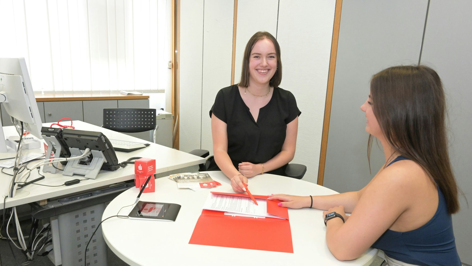 Das Foto zeigt eine Kundenberatung mit Azubi Anja Eschbach.