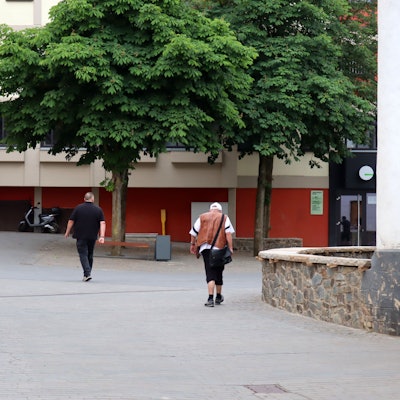 Zwei Passanten auf dem Markt vor dem St.-Michael-Gymnasium.