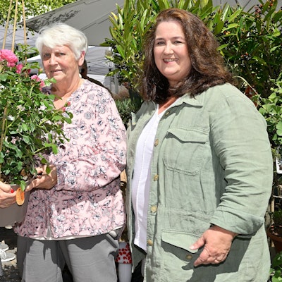 Das Foto zeigt Bürgermeisterin Bondina Schulze (rechts) bei einem Termin im August 2022.