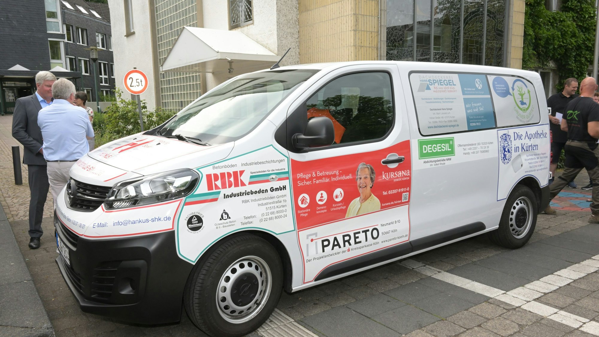 Das neue Gemeindefahrzeug ist rundum mit Werbefolien geschmückt.