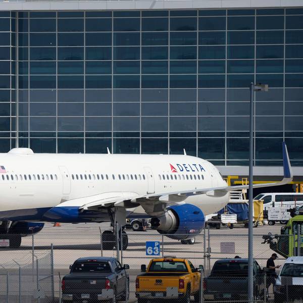Ein Flugzeug der Fluggesellschaft Delta steht an einem Flughafen.