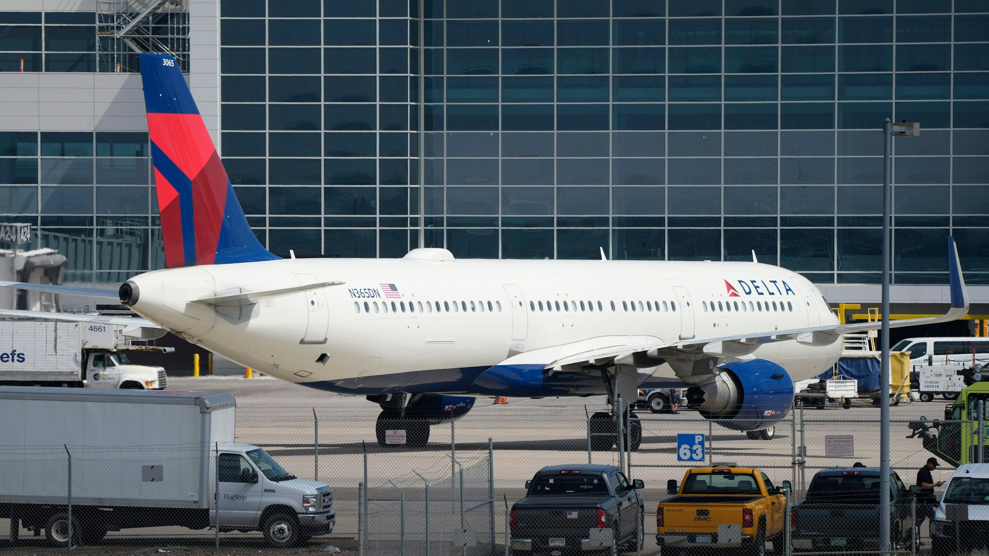 Ein Flugzeug der Fluggesellschaft Delta steht an einem Flughafen.