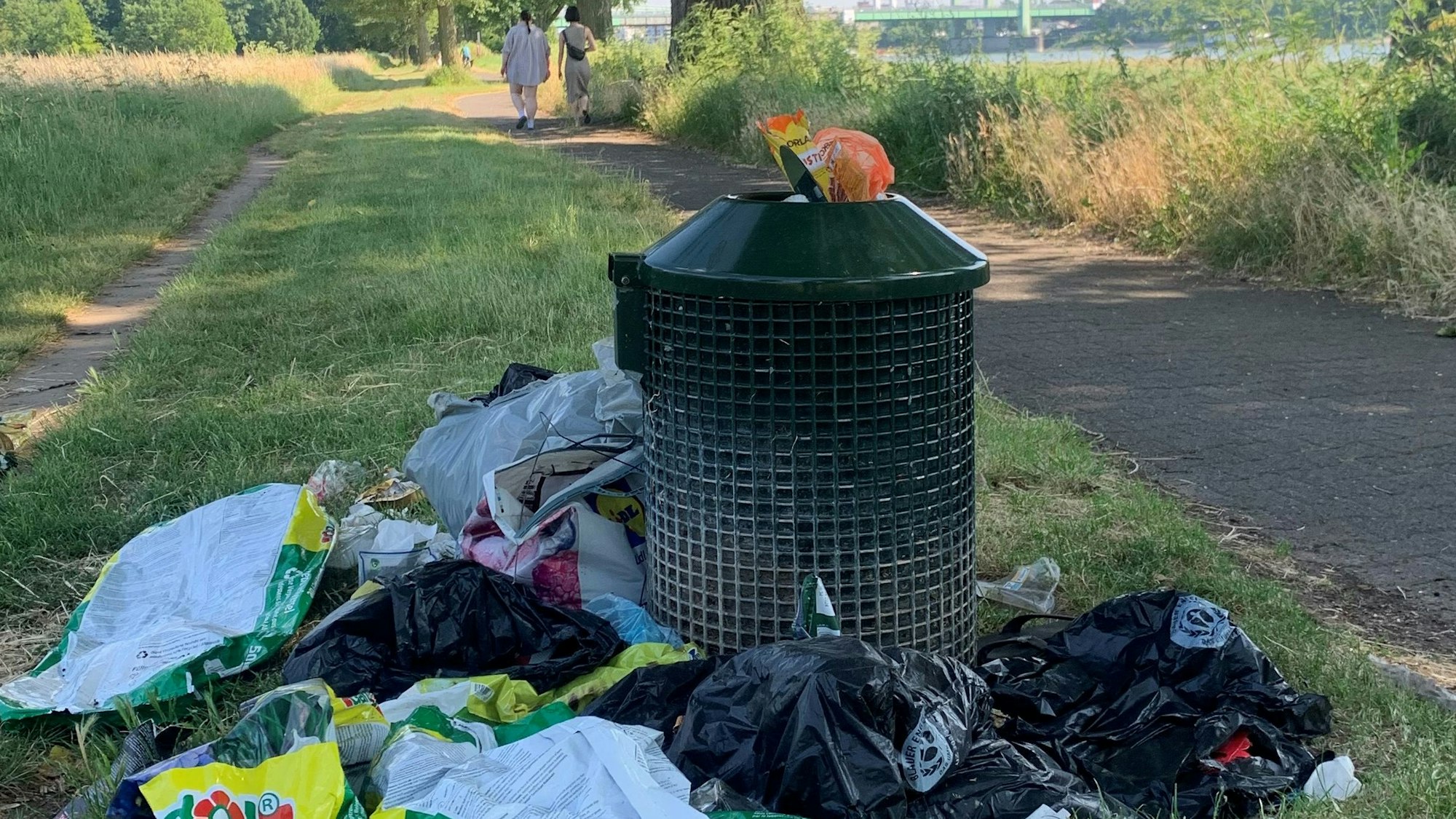 Ein Müllbehälter ist voll.