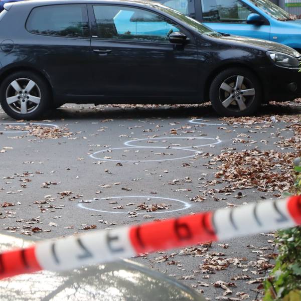Das Bild zeigt einen Parkplatz in Hürth, auf dem im Oktober sieben Mal auf eine Frau geschossen wurde.