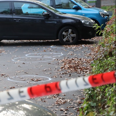 Das Bild zeigt einen Parkplatz in Hürth, auf dem im Oktober sieben Mal auf eine Frau geschossen wurde.