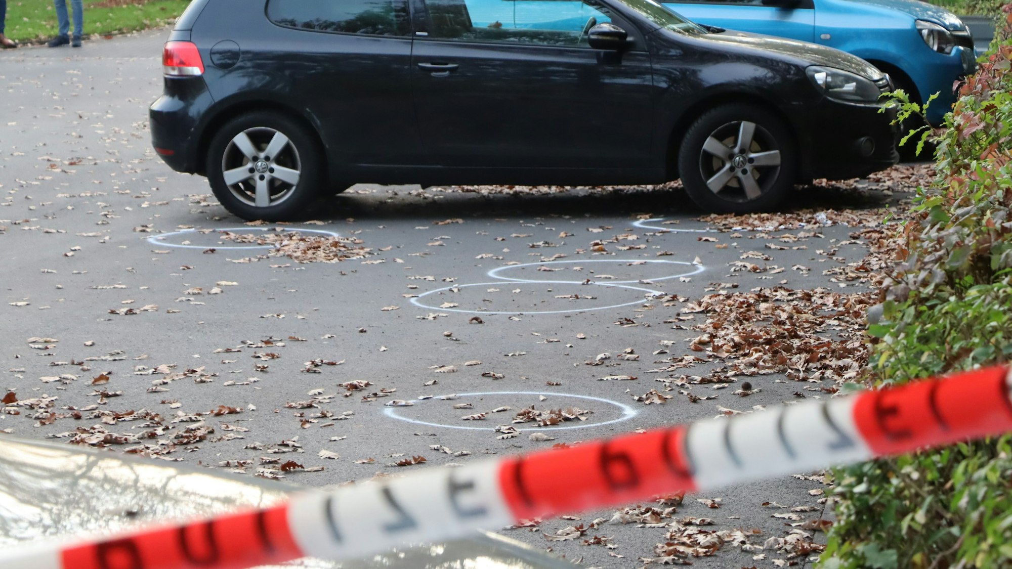 Das Bild zeigt einen Parkplatz in Hürth, auf dem im Oktober sieben Mal auf eine Frau geschossen wurde.