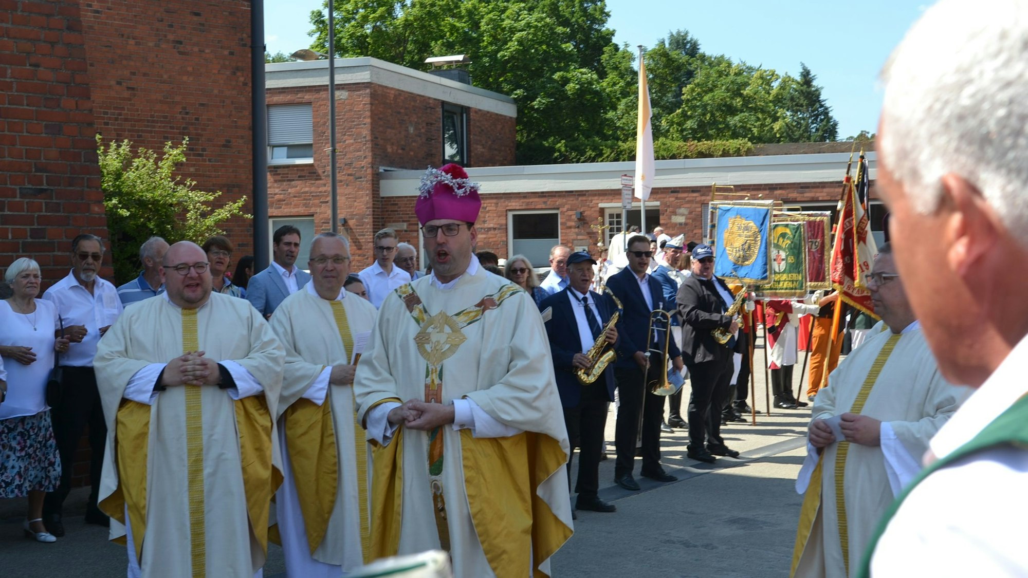 Kreisdechant Guido Zimmermann im Kreise zahlreicher Vertreter von Zülpicher Vereinen und Institutionen.
