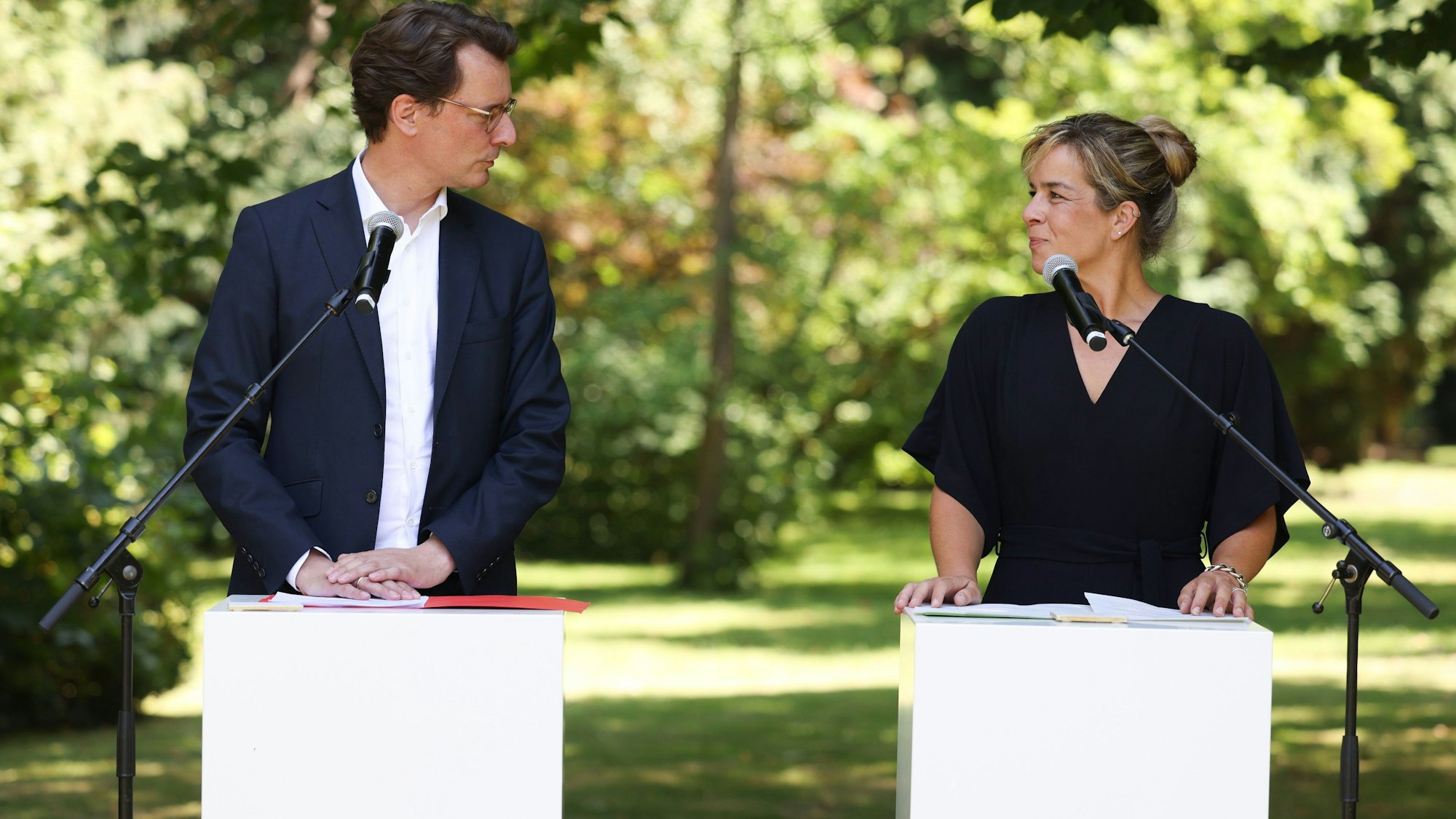 ARCHIV - 23.06.2022, Nordrhein-Westfalen, Düsseldorf: Ministerpräsident Hendrik Wüst (CDU) und Mona Neubaur, damals Vorsitzende der Grünen in Nordrhein-Westfalen, stellen am 23. Juni 2022 den Koalitionsvertrag von Schwarz-Grün in NRW vor. (zu dpa «Ein Jahr Schwarz-Grün in NRW - Fotos, Pannen und die Kanzlerfrage») Foto: David Young/dpa +++ dpa-Bildfunk +++