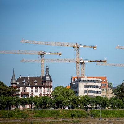 Vom Deutzer Rheinufer aus ist das Kranballett auf dem Baugebiet Viva Agrippina an der Riehler Straße zu beobachten.