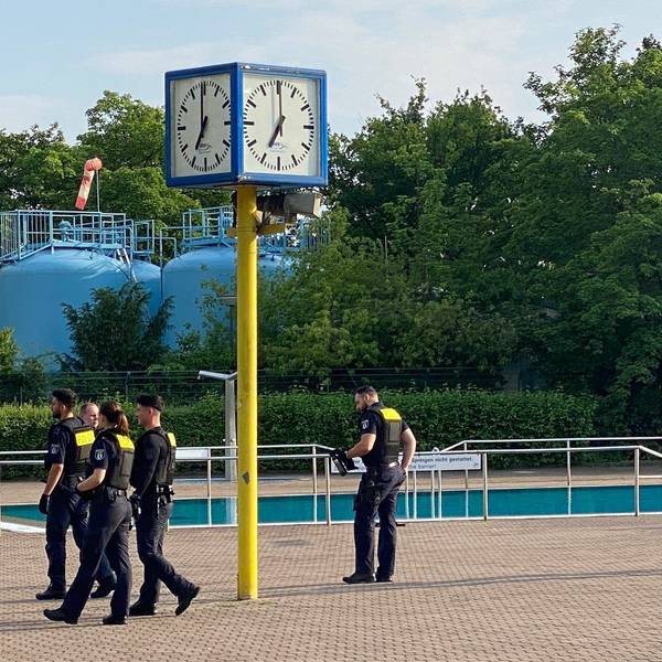 21.06.2023, Berlin: Das Sommerbad Neukölln am Columbiadamm wurde am Mittwochabend von Polizisten geräumt. Erneut ist es in einem Berliner Freibad zu einem Polizeieinsatz wegen einer Auseinandersetzung gekommen. Foto: Andreas Rabenstein/dpa +++ dpa-Bildfunk +++