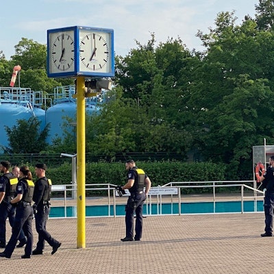 21.06.2023, Berlin: Das Sommerbad Neukölln am Columbiadamm wurde am Mittwochabend von Polizisten geräumt. Erneut ist es in einem Berliner Freibad zu einem Polizeieinsatz wegen einer Auseinandersetzung gekommen. Foto: Andreas Rabenstein/dpa +++ dpa-Bildfunk +++