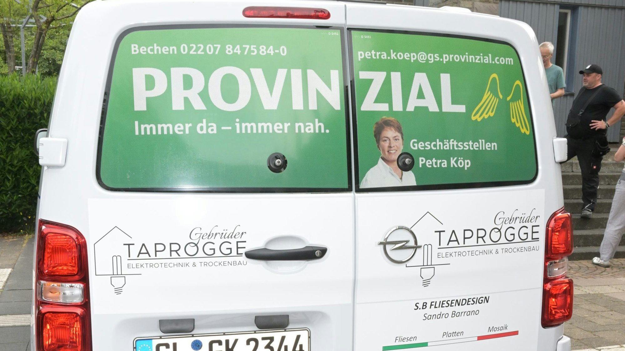 Das Foto zeigt die Rückseite des neuen Dienstfahrzeugs der Gemeinde.