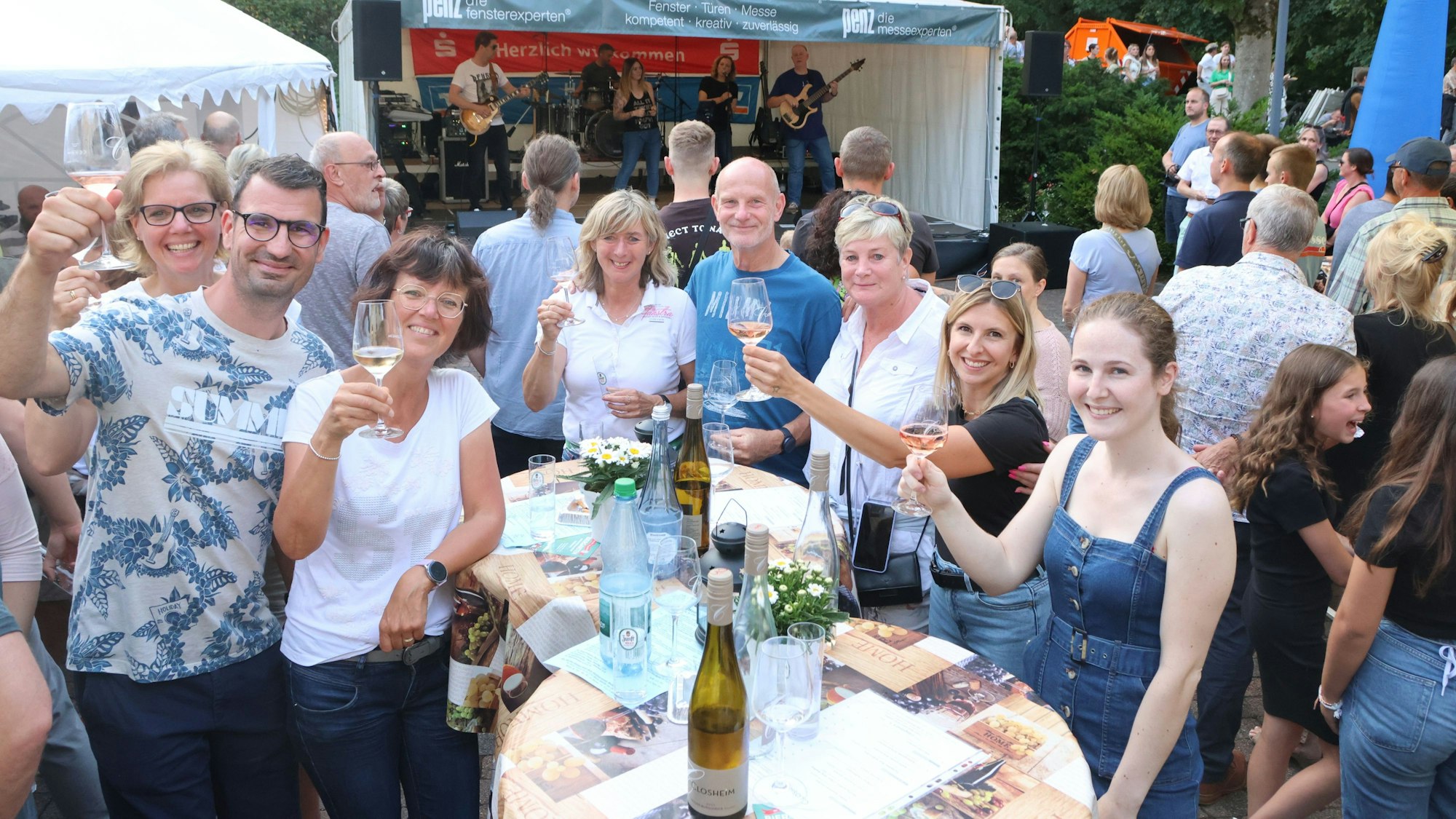 Einige Gäste des Festes prosten dem Fotografen zu.