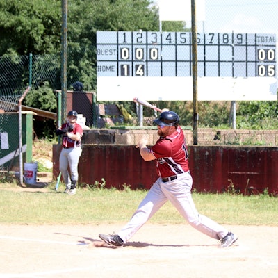 Der Zülpicher Spieler schwingt zu hoch und verletzt sich dabei. Der Ball ist hinter ihm. Im Hintergrund sieht man die Ergebnistafel.