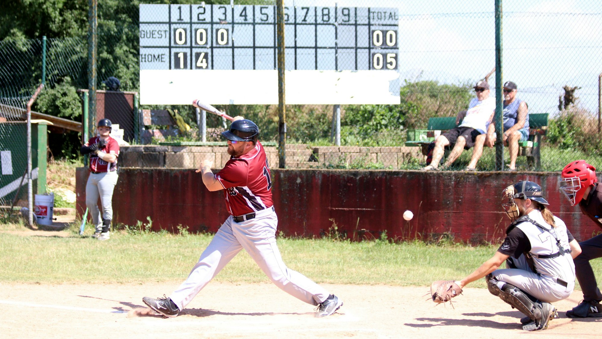 Der Zülpicher Spieler schwingt zu hoch und verletzt sich dabei. Der Ball ist hinter ihm. Im Hintergrund sieht man die Ergebnistafel.