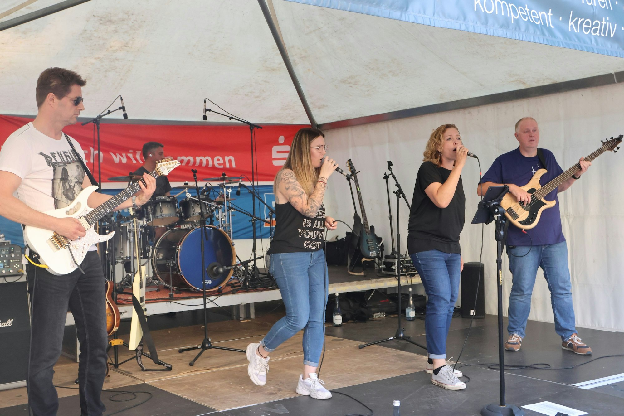 Die Band Invention steht beim Fest „Wein & Musik“ auf der Bühne.