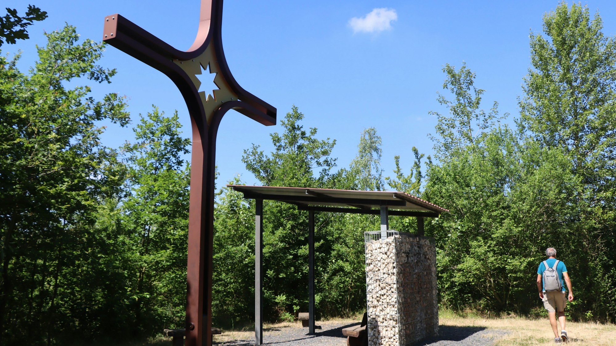 Das Bild zeigt die Lichtung mit Gipfelkreuz an der Bethlehemer Höhe in Bergheim.