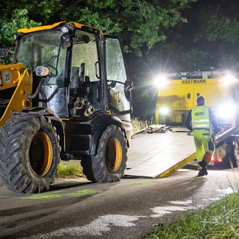 Der in den Unfall verwickelte Radlader wird abgeschleppt.