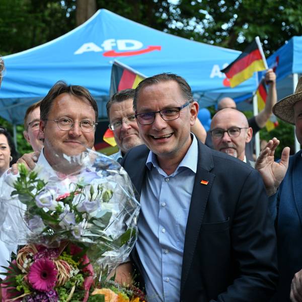Glückwünsche und große Inszenierung: Björn Höcke (l) , Vorsitzender der AfD Thüringen und Tino Chrupalla, AfD-Bundesvorsitzender (r) gratulieren dem Wahlsieger des Thüringer Kreis Sonneberg, Robert Sesselmann (AfD, M).
