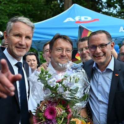 Glückwünsche und große Inszenierung: Björn Höcke (l) , Vorsitzender der AfD Thüringen und Tino Chrupalla, AfD-Bundesvorsitzender (r) gratulieren dem Wahlsieger des Thüringer Kreis Sonneberg, Robert Sesselmann (AfD, M).